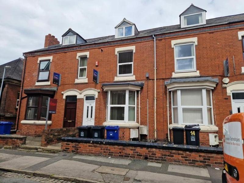 Town Centre, Very Convenient Newcastle-under-Lyme Exterior photo