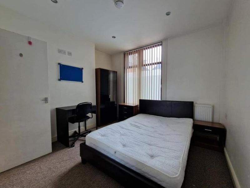 Town Centre, Very Convenient Newcastle-under-Lyme Exterior photo