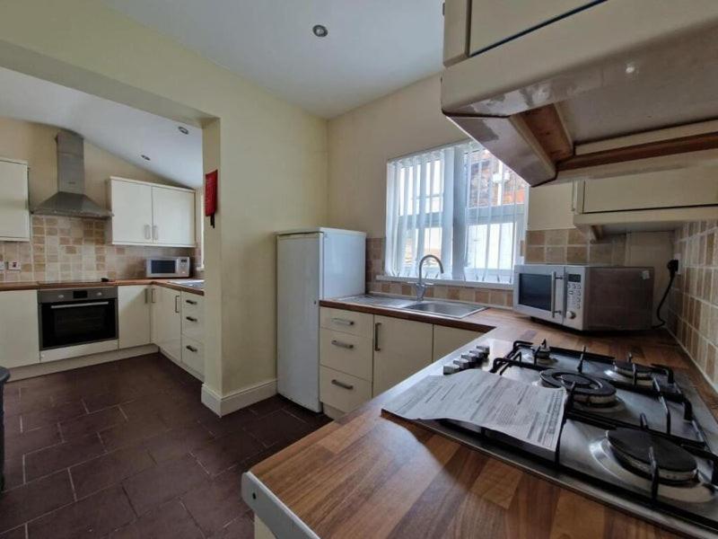 Town Centre, Very Convenient Newcastle-under-Lyme Exterior photo