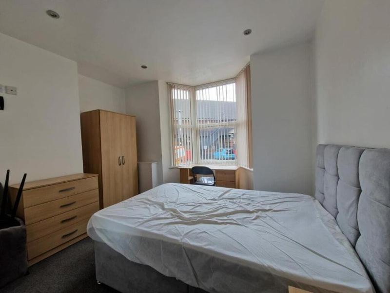 Town Centre, Very Convenient Newcastle-under-Lyme Exterior photo