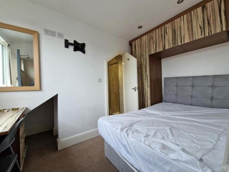 Town Centre, Very Convenient Newcastle-under-Lyme Exterior photo
