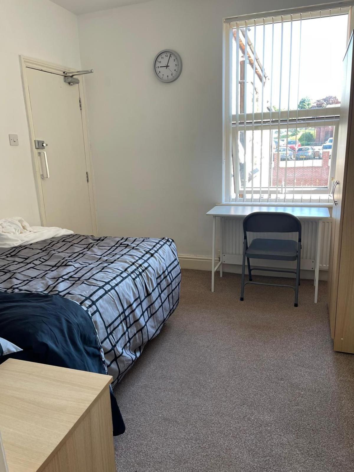 Town Centre, Very Convenient Newcastle-under-Lyme Exterior photo